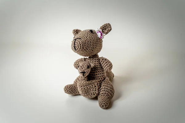 Amigurumi Animais Bege Corpo Orelhas Cabeça Caseiro Pernas Perfil Violeta — Fotografia de Stock