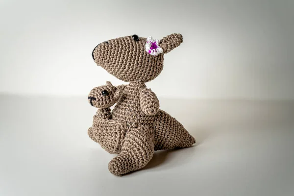 Amigurumi Animais Bege Corpo Orelhas Cabeça Caseiro Pernas Perfil Violeta — Fotografia de Stock