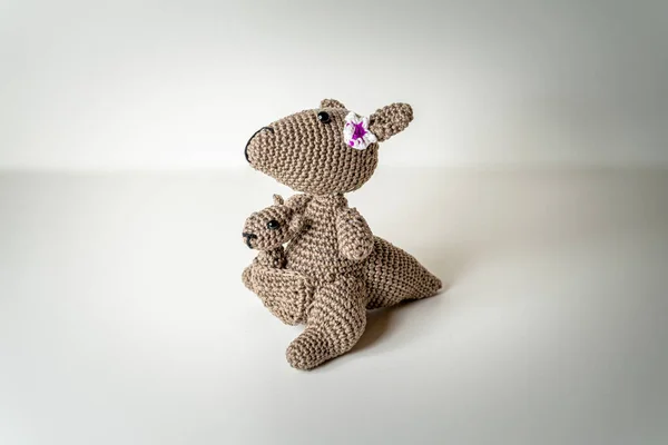 Amigurumi Animais Bege Corpo Orelhas Cabeça Caseiro Pernas Perfil Violeta — Fotografia de Stock