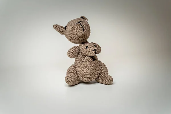 Amigurumi Animais Bege Corpo Orelhas Cabeça Caseiro Pernas Perfil Violeta — Fotografia de Stock