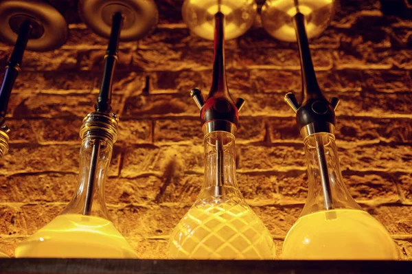 Eine Reihe Wasserpfeifen Mit Glühbirnen Der Ziegelwand Niemand Shisha Bar — Stockfoto