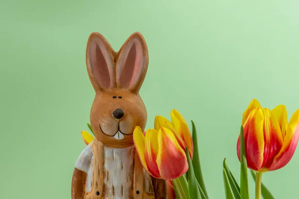 Coelho Páscoa Buquê Com Tulipas Vermelhas Amarelas Contra Fundo Verde — Fotografia de Stock