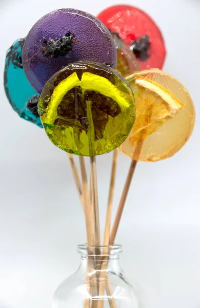 Piruletas Colores Con Diferentes Bayas Frutas Interior Una Botella Sobre — Foto de Stock