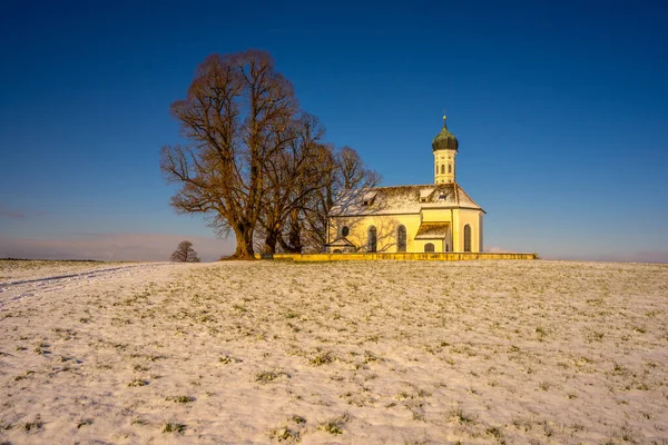 Lkbaharın Başında Kutsal Üçlü Kilisesi — Stok fotoğraf