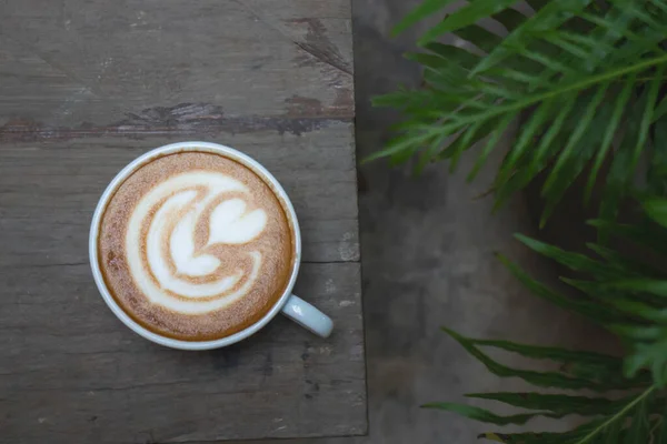 Secangkir Kopi Dengan Seni Latte Latar Belakang Kayu — Stok Foto