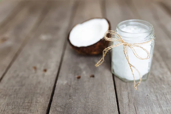 Kaputte Kokosnüsse Auf Grauem Holzgrund Mit Einem Glas Rohem Nativem — Stockfoto