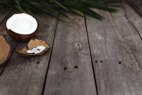 Gebroken Kokosnoten Grijze Houten Achtergrond Met Palmblad Witte Kokospulp Hoge — Stockfoto