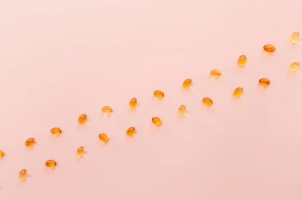 平铺在米黄色背景的欧米加3胶囊 健康概念 维生素丸 高质量的照片 — 图库照片