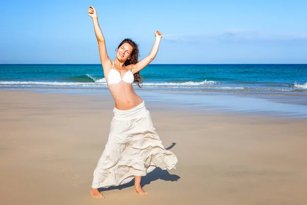 Piękna Młoda Kobieta Białej Sukience Plaży — Zdjęcie stockowe
