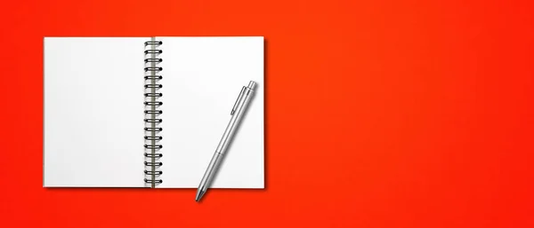 红色横幅上的空白开螺旋式笔记本电脑模型和钢笔隔离 — 图库照片