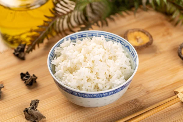 Arroz Tazón Arroz Blanco Cocido Con Palillos Fondo Bambú —  Fotos de Stock