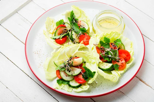 生菜沙拉配菜生菜沙拉配菜 西红柿和香草健康蔬菜沙拉 — 图库照片
