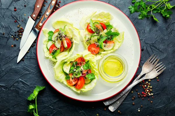 Prato Salada Verde Com Legumes Verão Salada Com Repolho Pepino — Fotografia de Stock