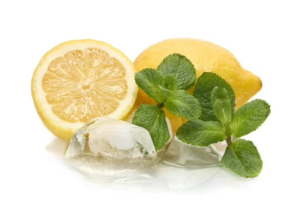 Taze Limondan Limonun Yarısından Buzdan Beyaz Arka Planda Nane Yapraklarından — Stok fotoğraf