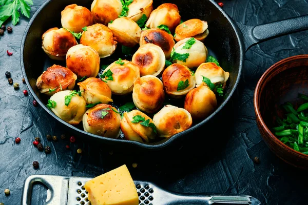 Sartén Con Tostado Sabroso Pelmeni Fried Albóndigas —  Fotos de Stock