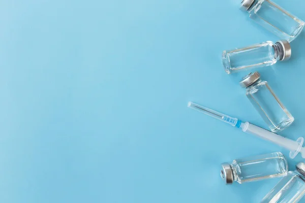 药物治疗 疫苗接种概念 装有疫苗 抗生素 注射剂 蓝色背景注射器的瓶子 高质量的照片 — 图库照片