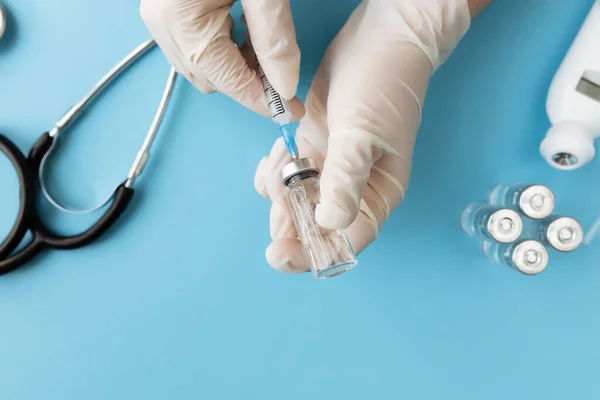 Orvosi Kezelés Oltás Koncepció Orvos Keze Kezében Üveg Vakcina Injekciós — Stock Fotó