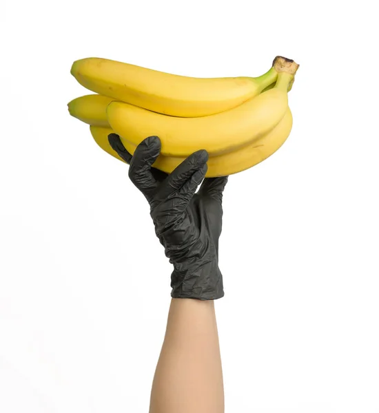 雌性手拿着一束黄色的成熟香蕉 背景为白色 果实美味 — 图库照片