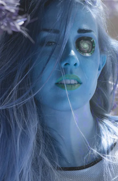 Stüdyoda Poz Veren Uzun Saçlı Mavi Gözlü Güzel Bir Kız — Stok fotoğraf