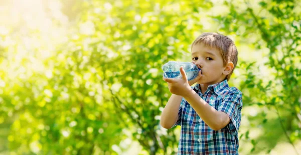 Милий Хлопчик Пляшку Чистої Води Природі Концепція Забезпечення Чистого Мінерального — стокове фото