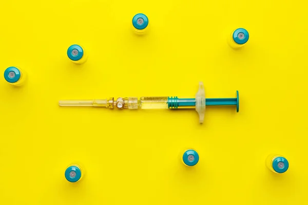 Conjunto Diferentes Pílulas Coloridas Fundo Amarelo — Fotografia de Stock