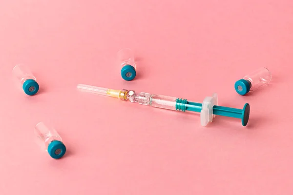 Seringue Avec Plusieurs Flacons Médicaux Pour Injection Sur Fond Rose — Photo