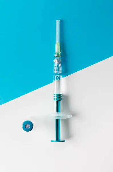 带药瓶的注射器 用于蓝色和白色背景的注射器 顶部视图 — 图库照片