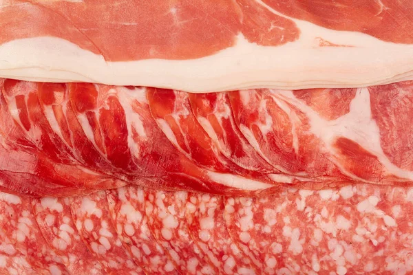 上から見た肉まんのマクロな食感スモークサラミソーセージとプロシュートスライスを白地に孤立させたもの — ストック写真