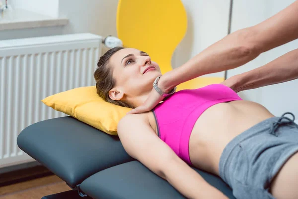 Masaje Cuello Cabeza Fisioterapia Realizada Por Terapeuta Competente — Foto de Stock