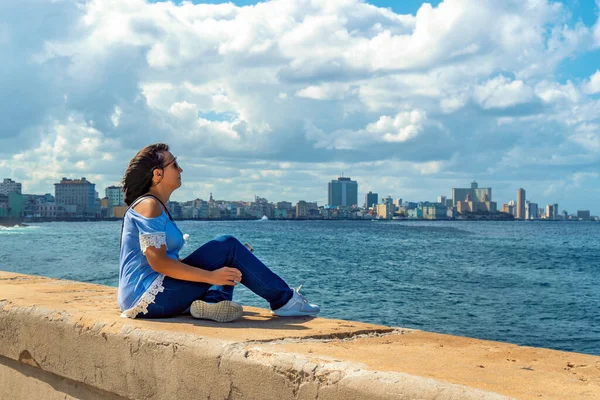 Mujer Sentada Malecón Habana Frente Mar — Foto de Stock