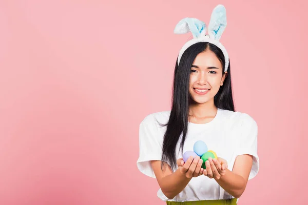 Feliz Concepto Pascua Hermosa Mujer Joven Sonriendo Con Orejas Conejo — Foto de Stock