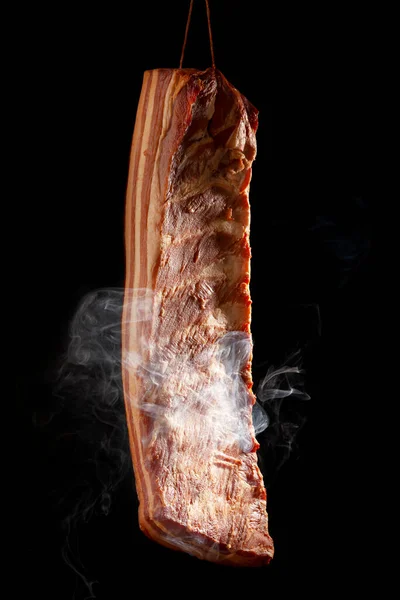 Carne Fumada Fundo Preto — Fotografia de Stock