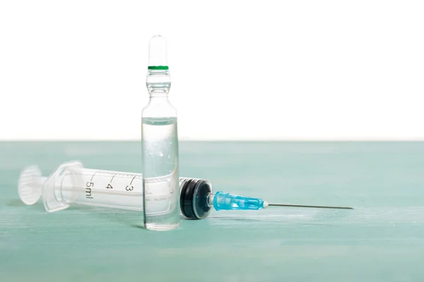Ιατρικό Φιαλίδιο Και Σύριγγα Που Απομονώνονται Λευκό Φόντο Ιδέα Εμβολιασμού — Φωτογραφία Αρχείου