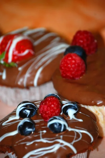 Pastel Chocolate Con Fresas Frambuesas — Foto de Stock