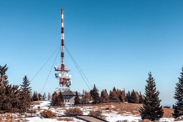 Передавач Супутниками Антенами Вершині Пагорба — стокове фото