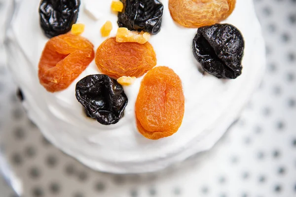 Ein Mit Getrockneten Aprikosen Und Pflaumen Dekorierter Osterkuchen Steht Auf — Stockfoto