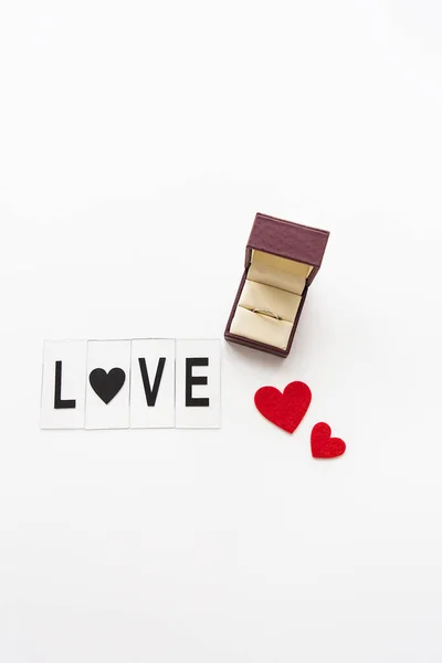 美丽的题词爱情在白色的背景和一个盒子里的戒指 婚姻建议 — 图库照片