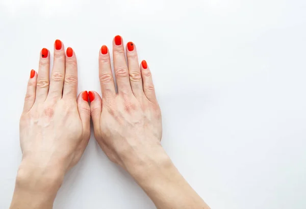 Жіночі Руки Красивим Червоним Манікюром Трохи Чорним Серцем Руки Білому — стокове фото