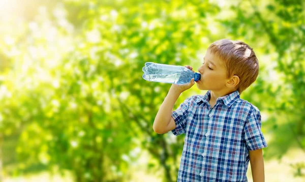 Leuke Jongen Die Een Fles Zuiver Water Drinkt Natuur Begrip Stockafbeelding