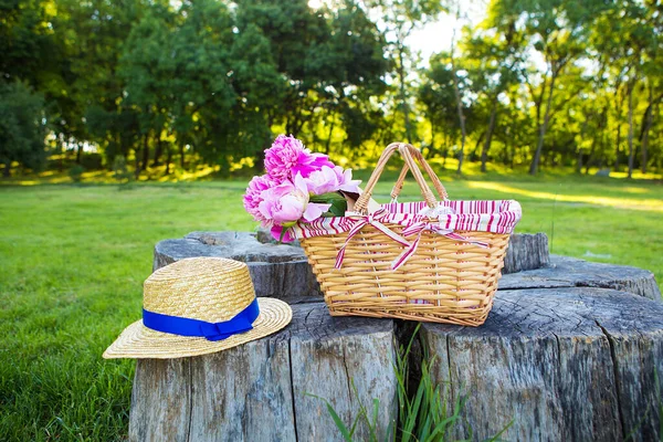 Piknik Kosár Virágokkal Kalappal Zöld Füvön — Stock Fotó