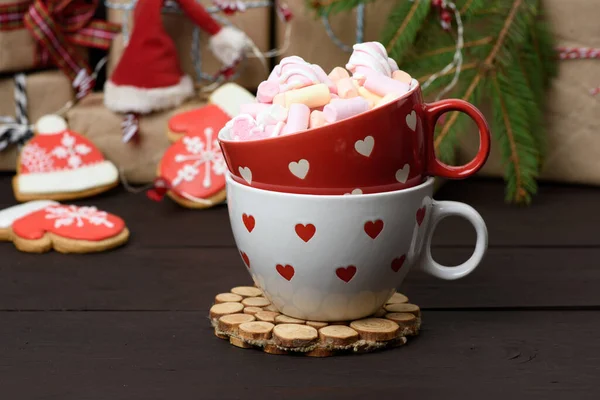 Rote Keramiktasse Mit Kakao Und Marshmallows Hinter Einer Geschenkschachtel Und — Stockfoto