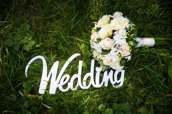 Wunderschöner Hochzeitsstrauß Aus Weißen Rosen Und Einem Blumenkranz — Stockfoto