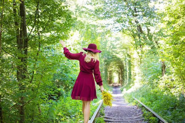 Egy Lány Áll Síneken Erdőben Egy Csokor Sárga Virággal Szerelem — Stock Fotó