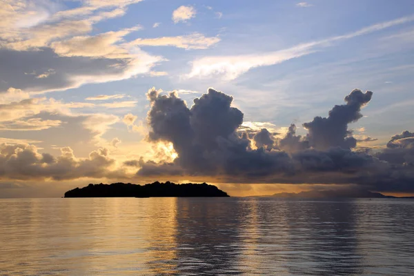 Sonnenaufgang Zwischen Den Inseln Der Nord Molukken Der Molukkensee Indonésio — Fotografia de Stock