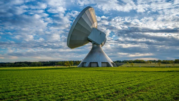 Satelitní Miska Zelenou Trávou Modrou Oblohou — Stock fotografie