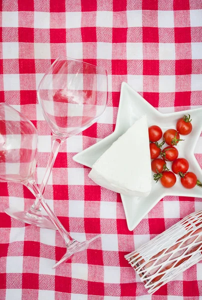 Ser Pomidor Białym Obrusie — Zdjęcie stockowe