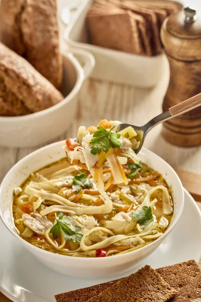 Sopa Fideos Deliciosa Sopa Con Fideos Trozos Pollo Verduras Tazón —  Fotos de Stock
