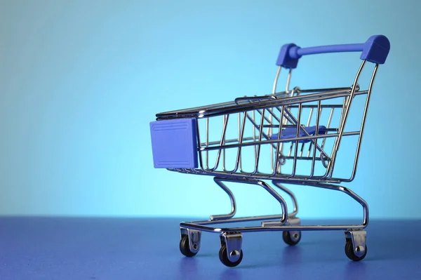 Carrito Compras Con Fondo Azul Rosa Vacío —  Fotos de Stock