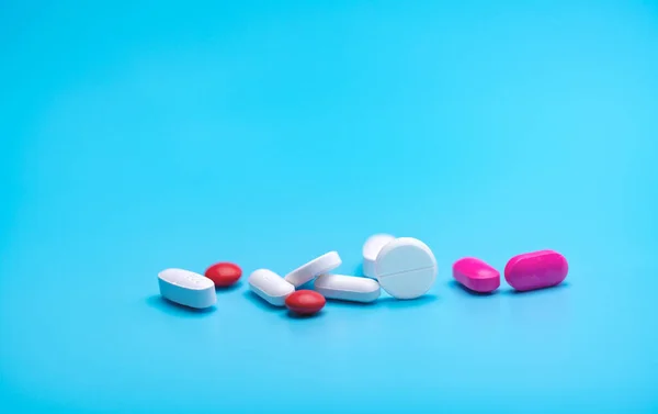 Weiße Und Rosa Tabletten Auf Blauem Hintergrund Apothekenbanner Pharmaindustrie Krankenversicherungsstrategie — Stockfoto