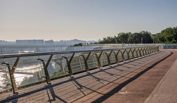 Kiev Ucrania 2020 Puente Peatonal Cristal Kiev Ucrania Una Soleada — Foto de Stock